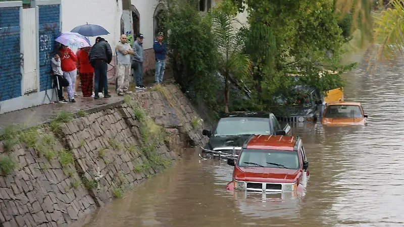 Intensas lluvias provocan inundación en el bulevar Primo de Verdad de la ciudad de Durango 